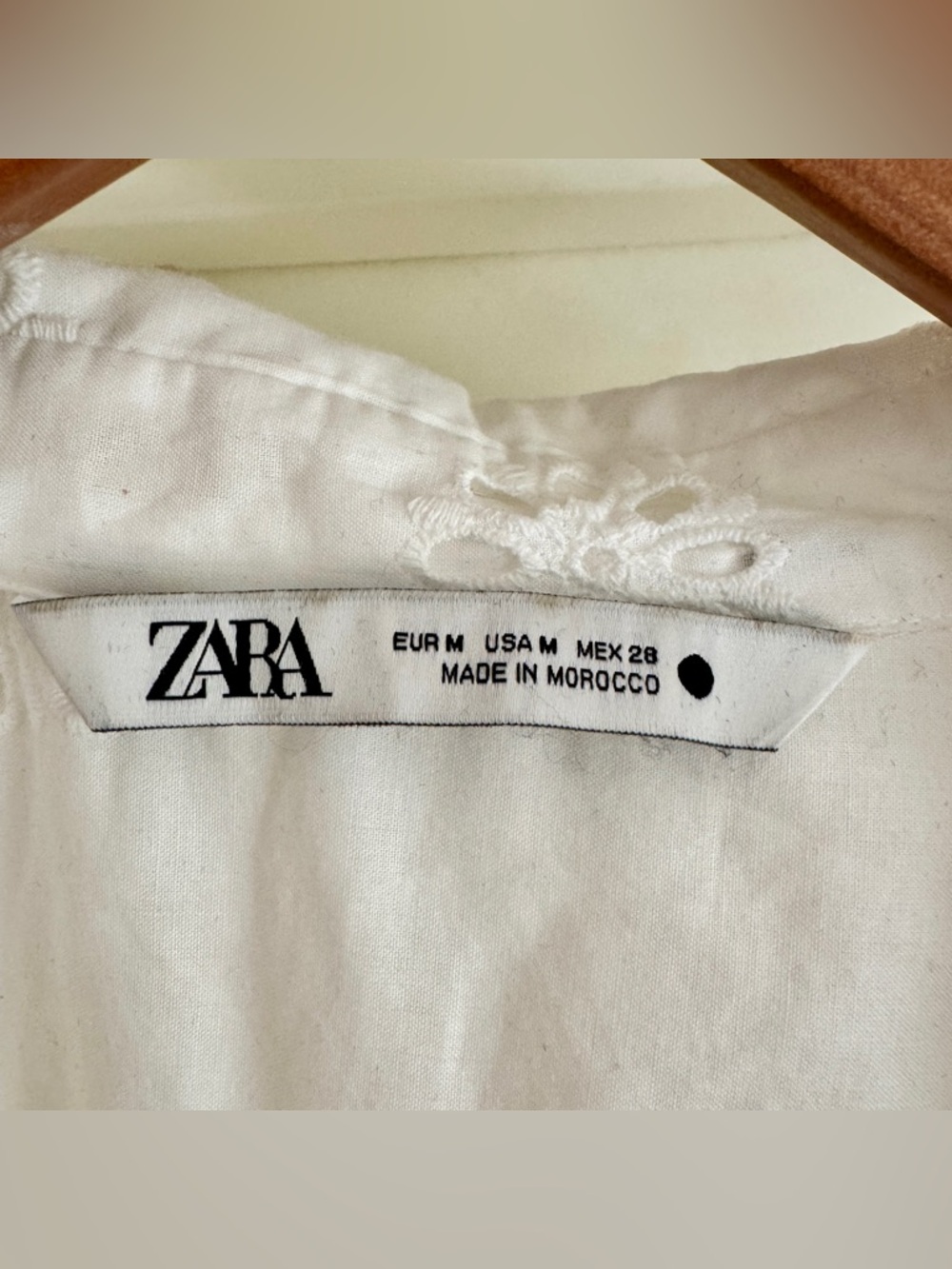 Women’s White Eyelet Cut Out Button-Up Collared Shirt Top Side Medium - Picture 9 of 11